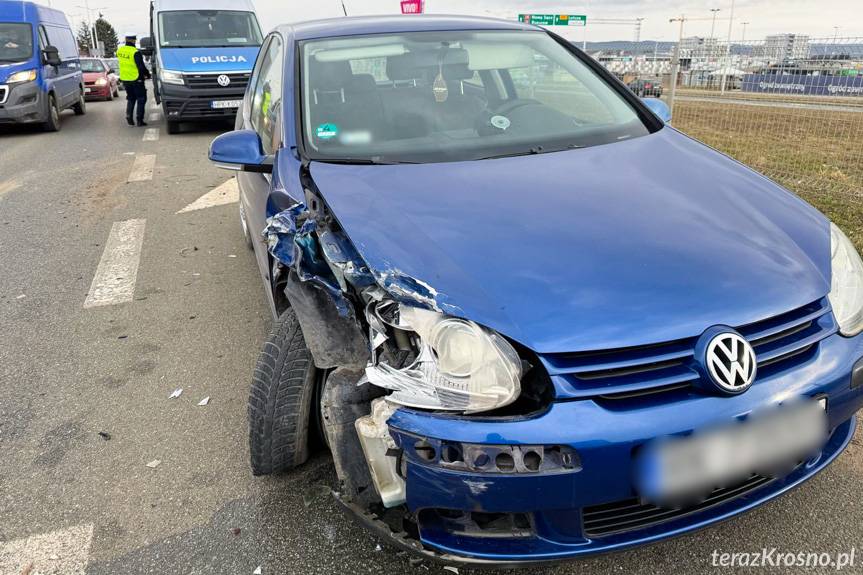 Kolizja na Bieszczadzkiej. Rozbity volkswagen i volvo