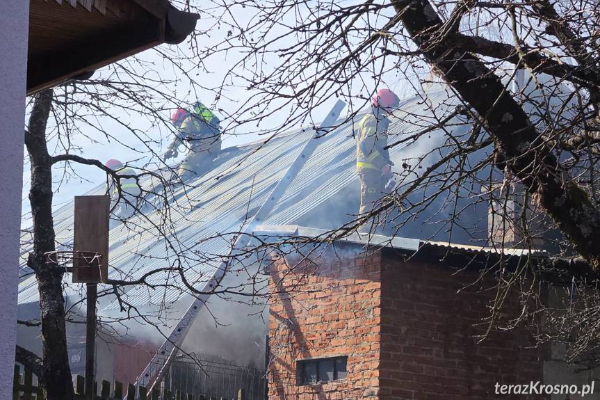 Węglówka. Pożar budynku gospodarczego