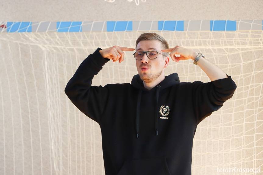 Profilaktyka z kulturą hip-hop. Raper Mikser w Krośnie [ZDJĘCIA]