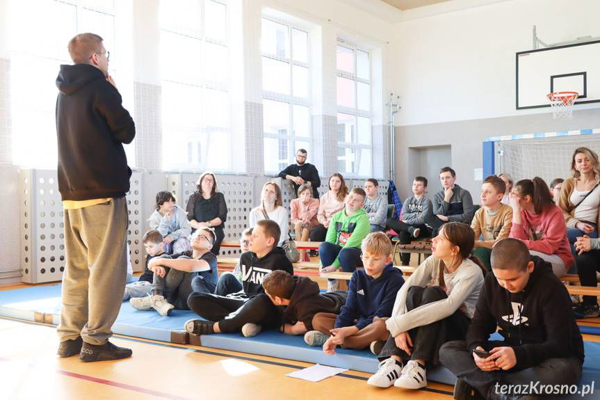 Profilaktyka z kulturą hip-hop. Raper Mikser w Krośnie [ZDJĘCIA]