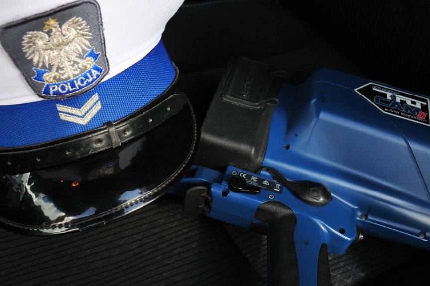 Wyprzedzał na pasach i pędził ponad 100 km/h