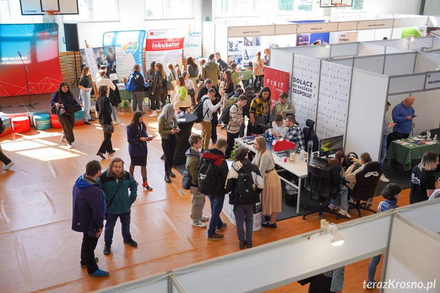 Nowe szanse zawodowe i edukacyjne. Targi Pracy przyciągnęły tłumy do PANS Krosno