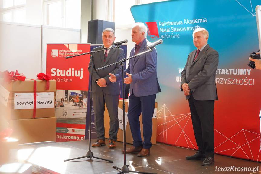 Nowe szanse zawodowe i edukacyjne. Targi Pracy przyciągnęły tłumy do PANS Krosno