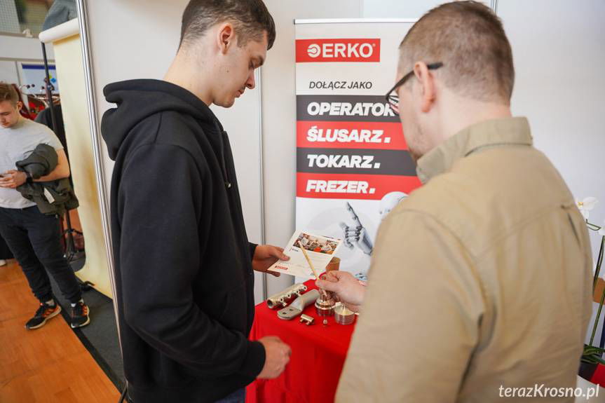 Nowe szanse zawodowe i edukacyjne. Targi Pracy przyciągnęły tłumy do PANS Krosno