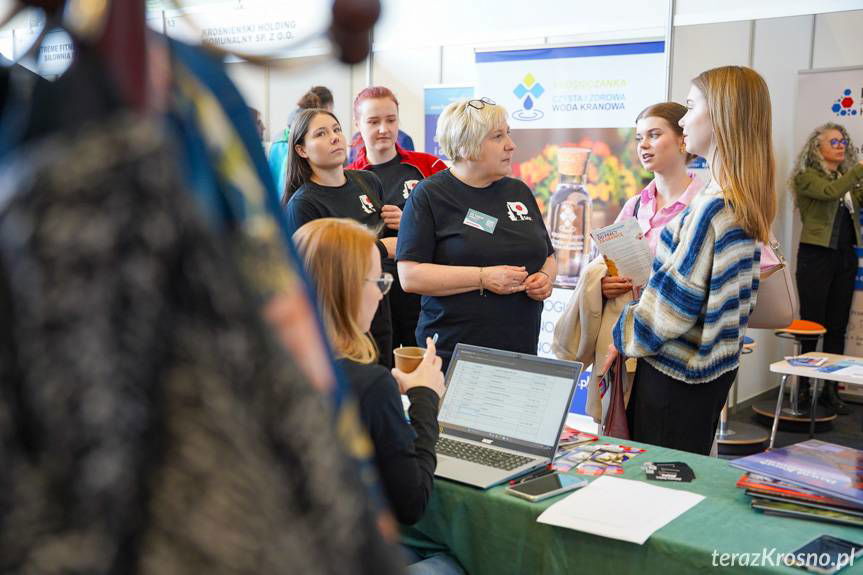 Nowe szanse zawodowe i edukacyjne. Targi Pracy przyciągnęły tłumy do PANS Krosno