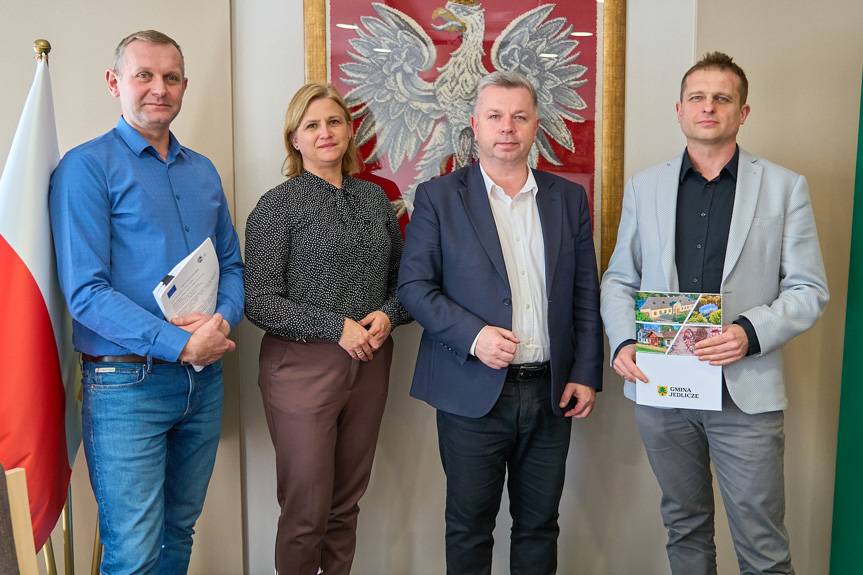 Trzy umowy podpisane. Kolejny krok w rozbudowie infrastruktury w gminie Jedlicze