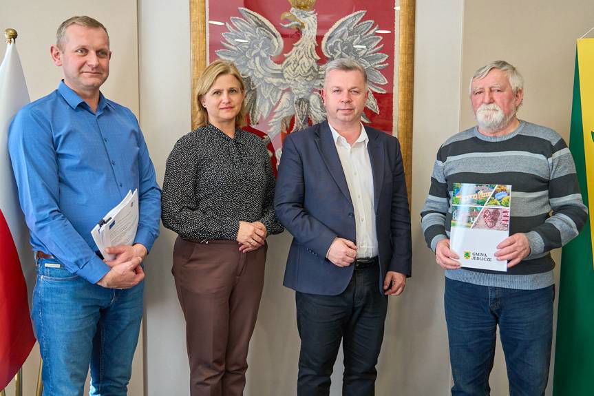 Trzy umowy podpisane. Kolejny krok w rozbudowie infrastruktury w gminie Jedlicze