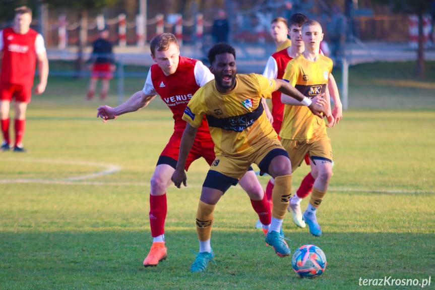 Trzy punkty lidera z Klimkówki w sąsiedzkim boju w Iwoniczu [ZDJĘCIA]