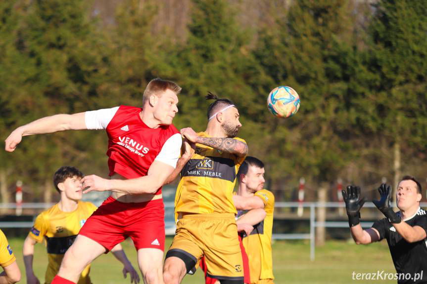 Trzy punkty lidera z Klimkówki w sąsiedzkim boju w Iwoniczu [ZDJĘCIA]