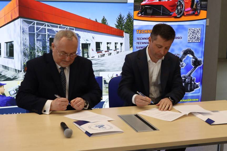 Zespół Szkół Mechanicznych w Krośnie i spółka Lotnisko Krosno podpisały porozumienie