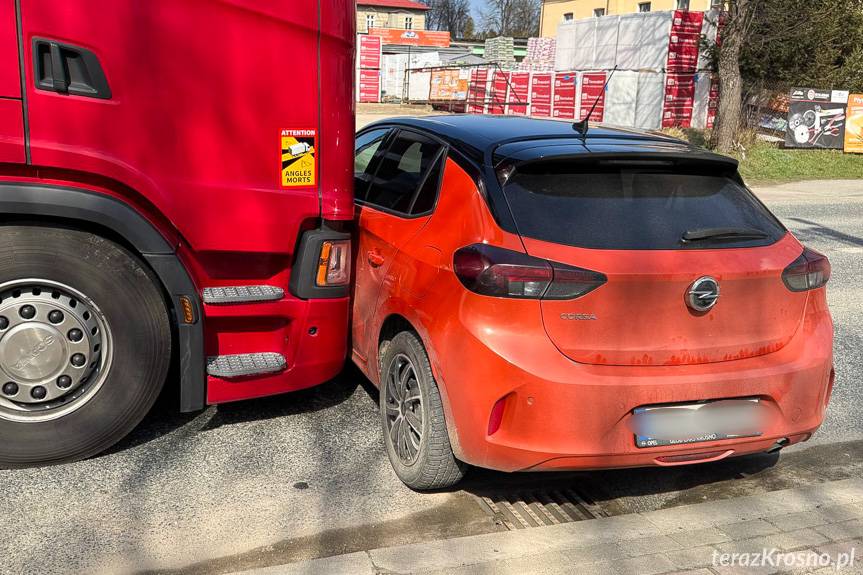 Dukla. Zderzenie osobówki z ciężarówką