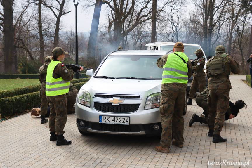 Dzień otwarty LO w Jedliczu: odbicie zakładników, pokaz musztry paradnej