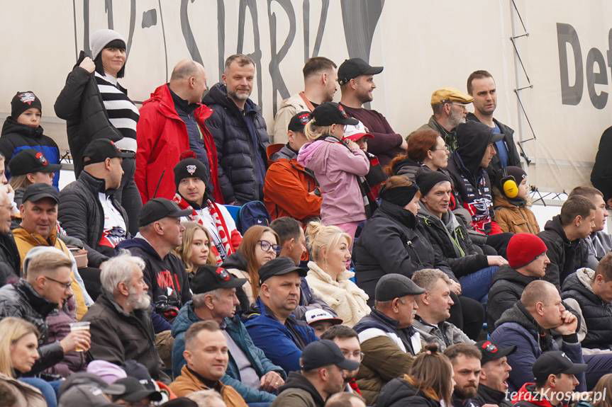 Przerwany sparing w Krośnie. Gospodarze przegrywali, dramat w 7. biegu [ZDJĘCIA]