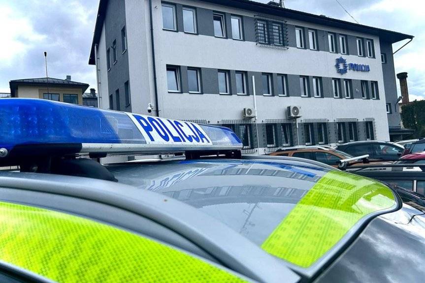 Poszukiwany trzema listami gończymi w rękach policjantów
