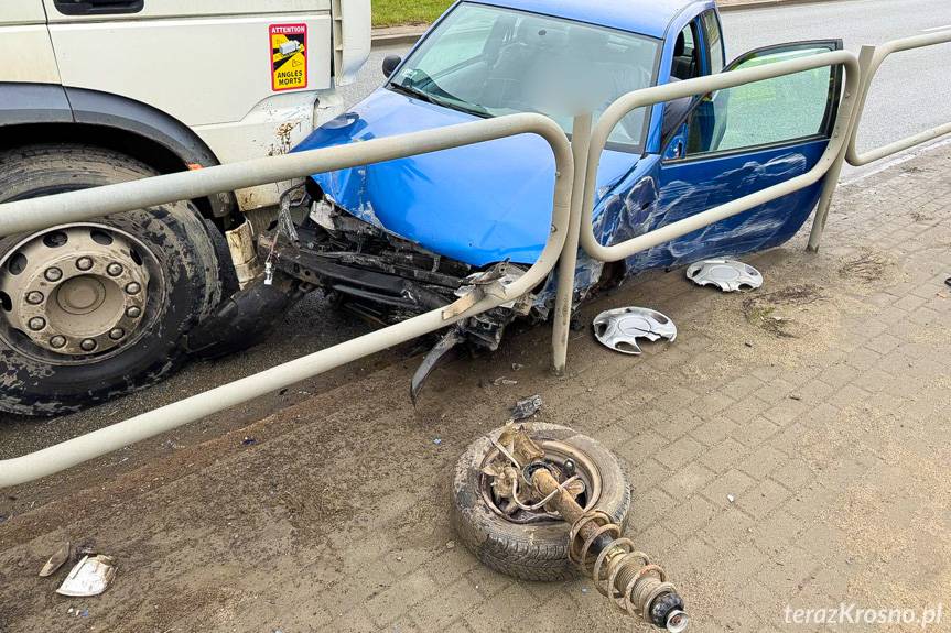 Krosno. Zderzenie samochodu osobowego z ciężarówką