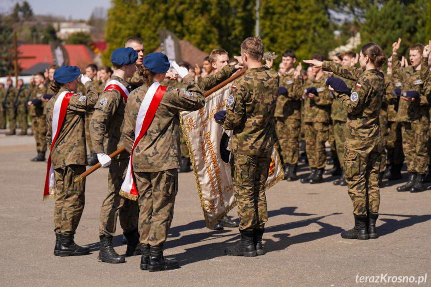 Miejsce Piastowe. Kadeci z klas mundurowych złożyli ślubowanie [ZDJĘCIA]