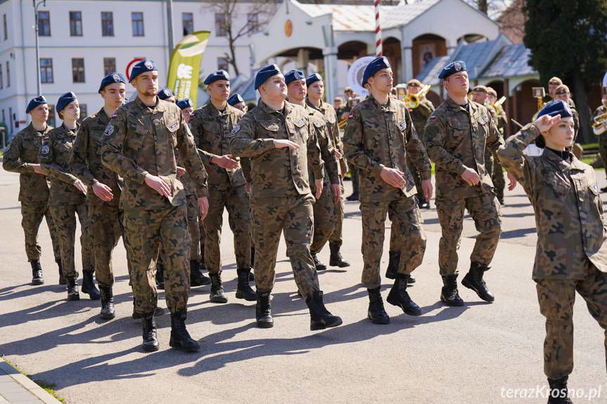 Miejsce Piastowe. Kadeci z klas mundurowych złożyli ślubowanie [ZDJĘCIA]