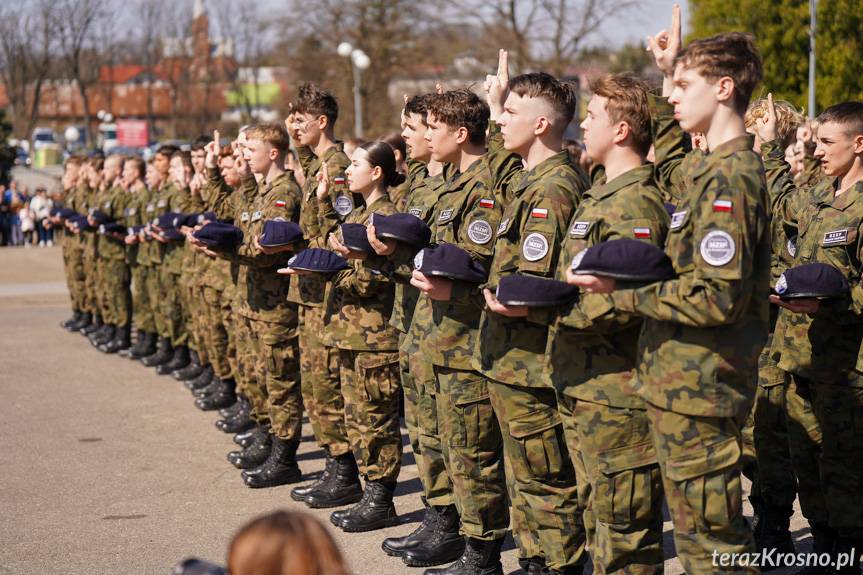 Miejsce Piastowe. Kadeci z klas mundurowych złożyli ślubowanie [ZDJĘCIA]