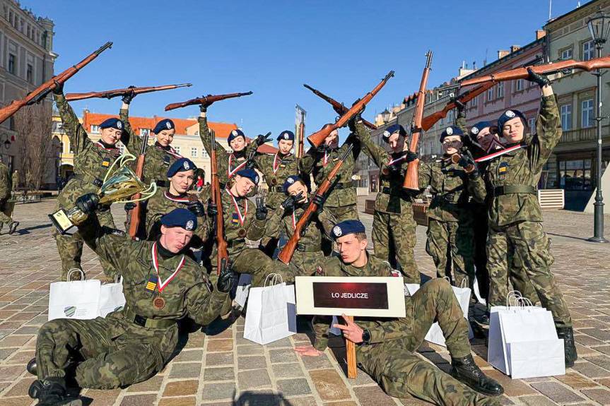 Sukces uczniów z Jedlicza. III miejsce w X Przeglądzie Musztry Klas Wojskowych