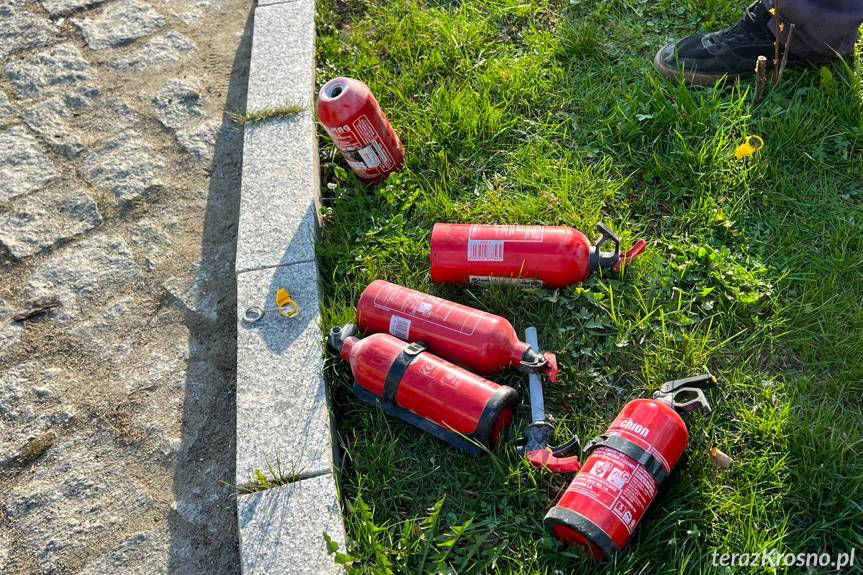 Dym spod maski samochodu w Rymanowie