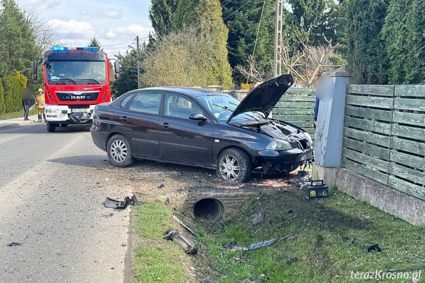 Dobieszyn. Uderzyła w mostek i ogrodzenie