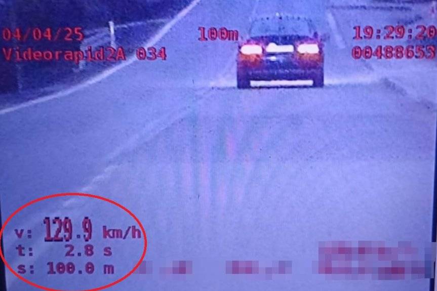 BMW jechało 129 km/h przez Głojsce. Kierowca spieszył się na działkę