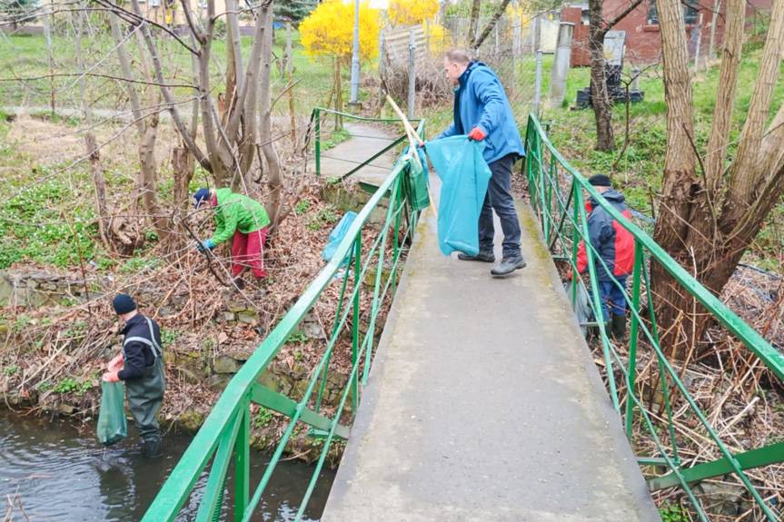 Z deszczem i chłodem, ale z uśmiechem. Wiosenne porządki w gminie Iwonicz-Zdrój