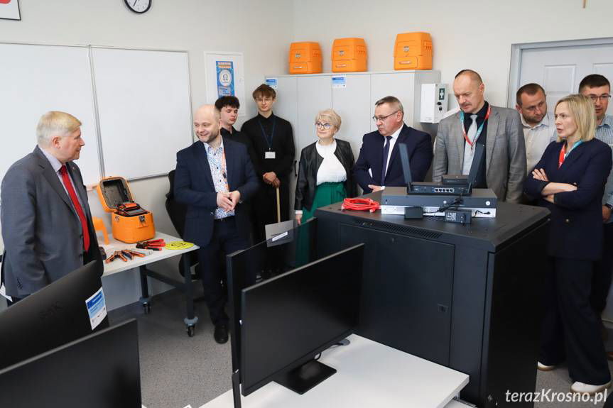 W Zespole Szkół Elektrycznych i Ogólnokształcących w Krośnie otwarto nowoczesne pracownie [ZDJĘCIA]