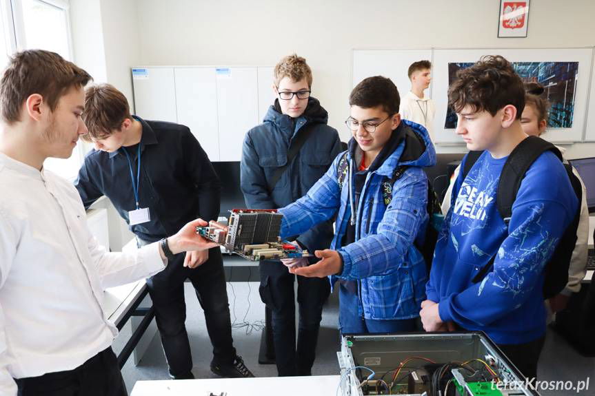 W Zespole Szkół Elektrycznych i Ogólnokształcących w Krośnie otwarto nowoczesne pracownie [ZDJĘCIA]