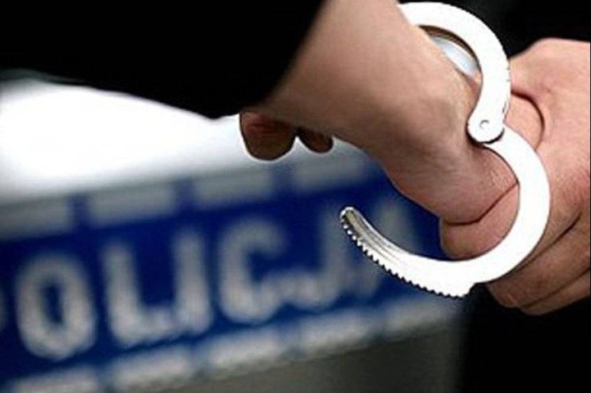 Policjanci zatrzymali dwóch mężczyzn, którzy oszukali seniorkę