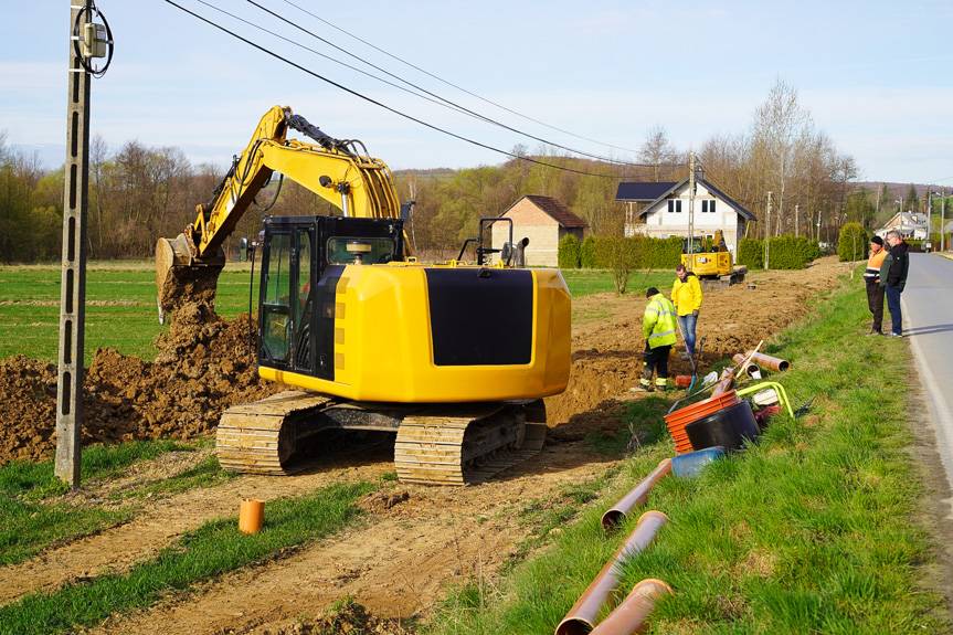 Ciężki sprzęt w Chlebnej i Długiem. Trwa budowa kanalizacji