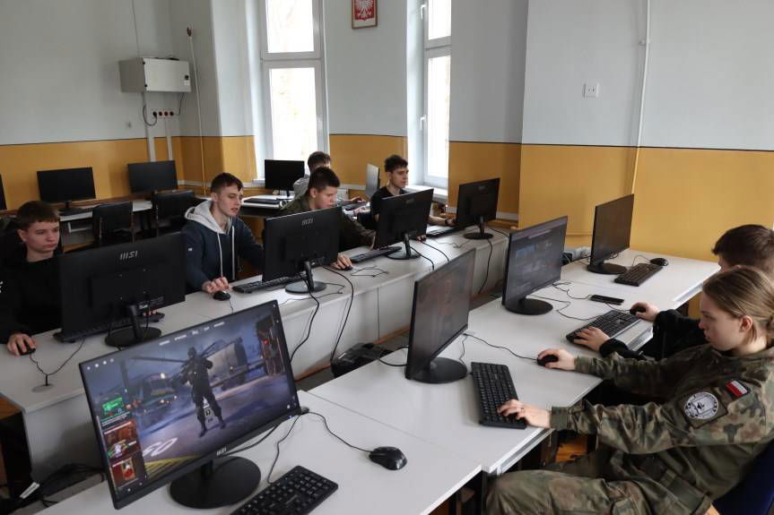 Nowoczesne pracownie i sprzęt w Liceum Ogólnokształcącym w Jedliczu