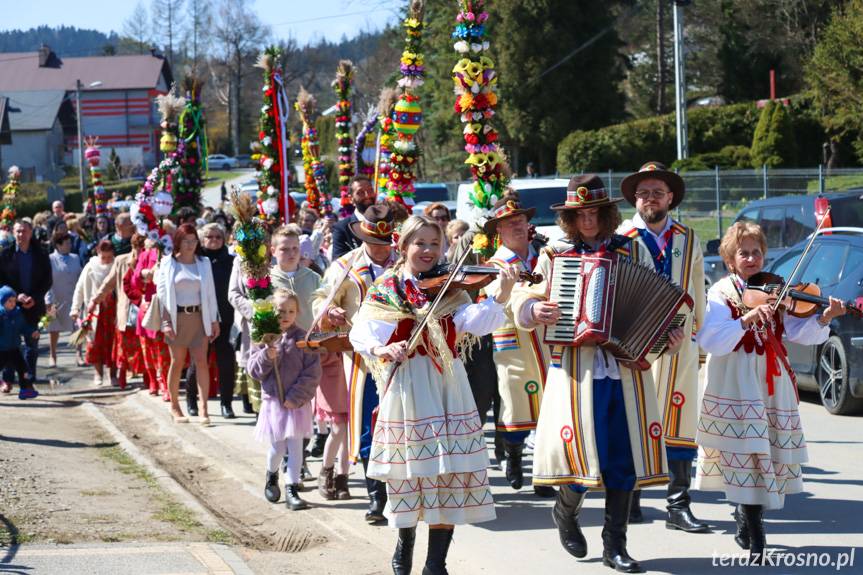 Barwna parada palm wielkanocnych w Głębokiem [ZDJĘCIA]