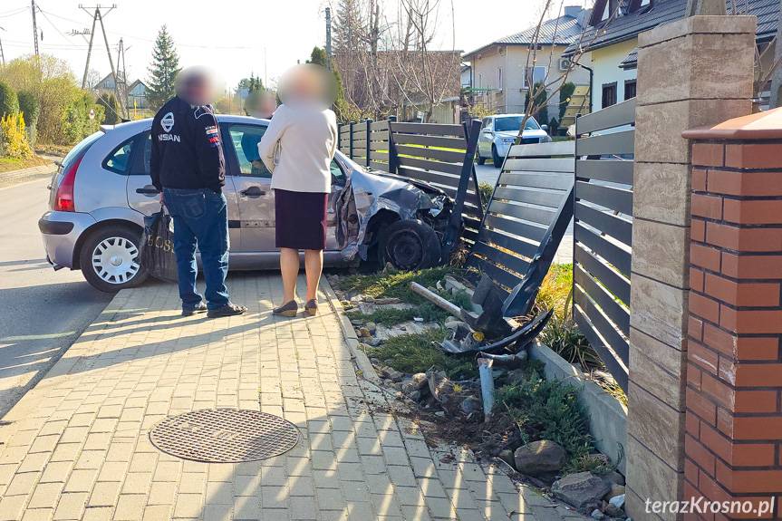 Głowienka. Straciła panowanie nad citroënem, uszkodziła ogrodzenia