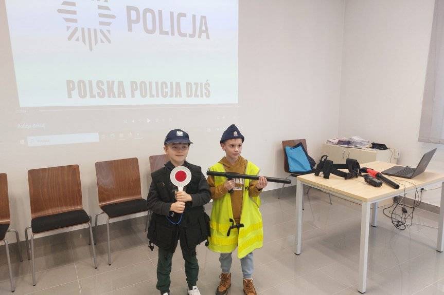 Z dziećmi o policyjnej służbie i pracy w łańcuckiej komendzie