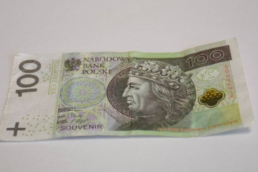 Policjanci ustalili i zatrzymali 42-latka, który zapłacił w sklepie banknotem imitującym 100 zł