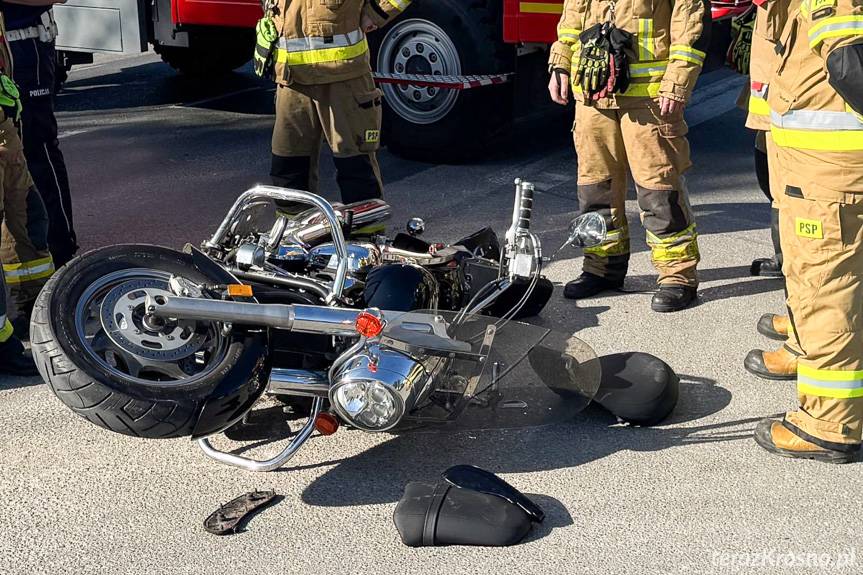 Pustyny. Zderzenie osobówki z motocyklistą