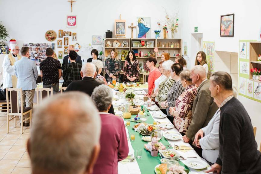 Seniorzy razem przy wielkanocnym stole. Było wzruszająco i radośnie