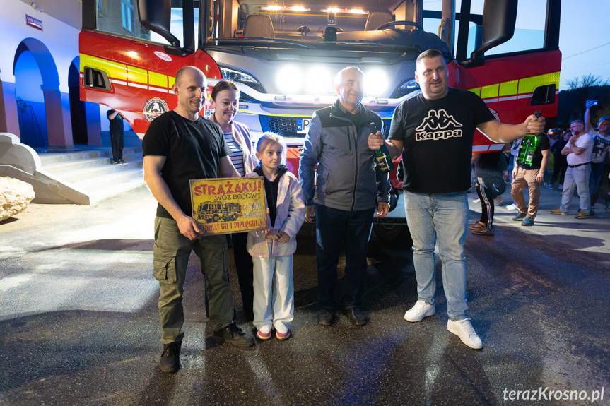 Strażacka feta w Łączkach Jagiellońskich. Nowy samochód ratowniczo-gaśniczy marki SCANIA zaprezentowany