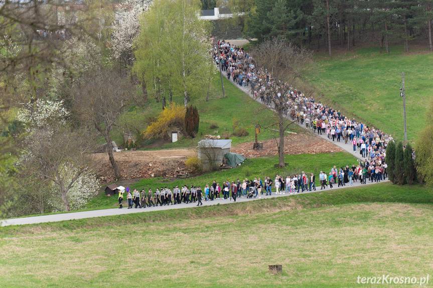Parafialna Droga Krzyżowa w Korczynie. Wierni przeszli trudną, ale wyjątkową trasę