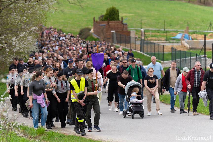 Parafialna Droga Krzyżowa w Korczynie. Wierni przeszli trudną, ale wyjątkową trasę