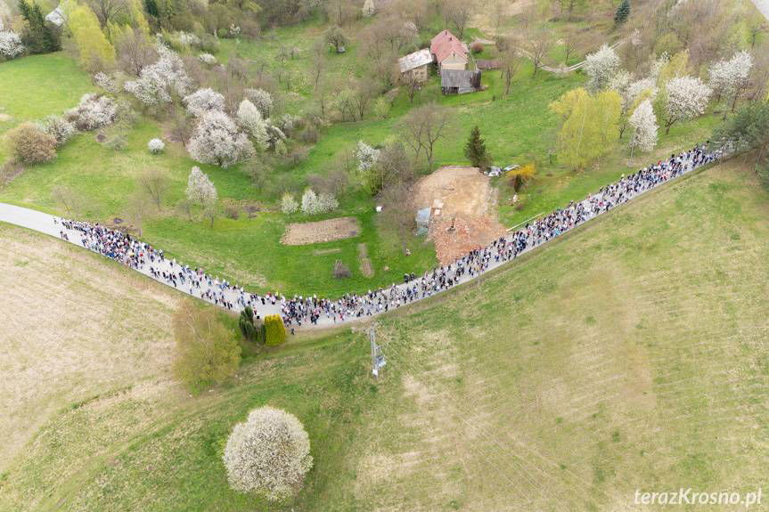 Parafialna Droga Krzyżowa w Korczynie. Wierni przeszli trudną, ale wyjątkową trasę