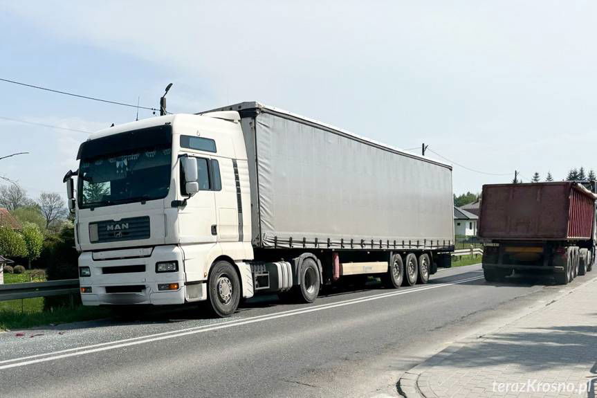Zderzenie samochodu osobowego i ciężarowego w Ustrobnej