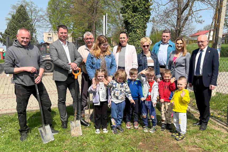 Dzień Ziemi z przedszkolakami i samorządowcami