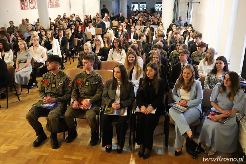 Uroczyste pożegnanie maturzystów Liceum Ogólnokształcącego w Rymanowie [ZDJĘCIA]