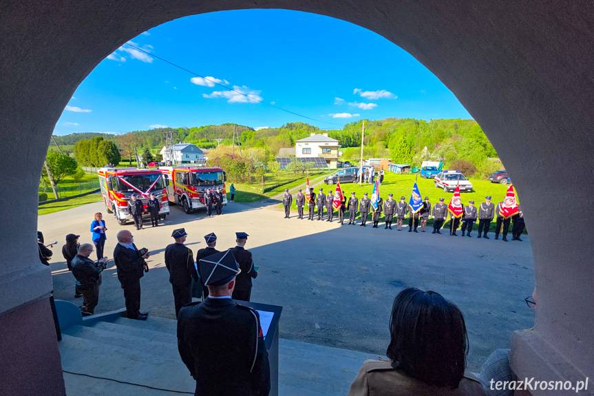 Gminne obchody Dnia Strażaka w Łączkach Jagiellońskich. Przekazano dwa nowe wozy strażackie