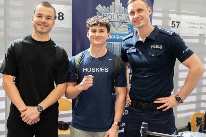 Leżajskie Targi Pracy z udziałem policjantów