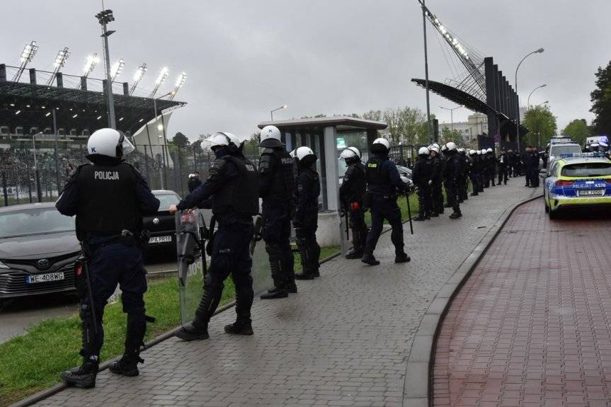 Policjanci zabezpieczali mecz piłki nożnej