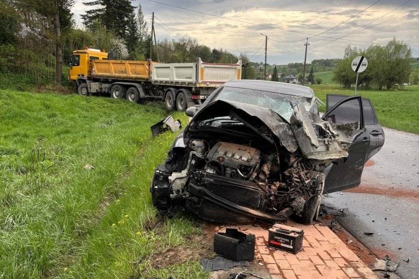 Wypadek drogowy z udziałem samochodu ciężarowego i osobówki