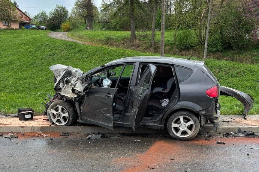 Wypadek drogowy z udziałem samochodu ciężarowego i osobówki